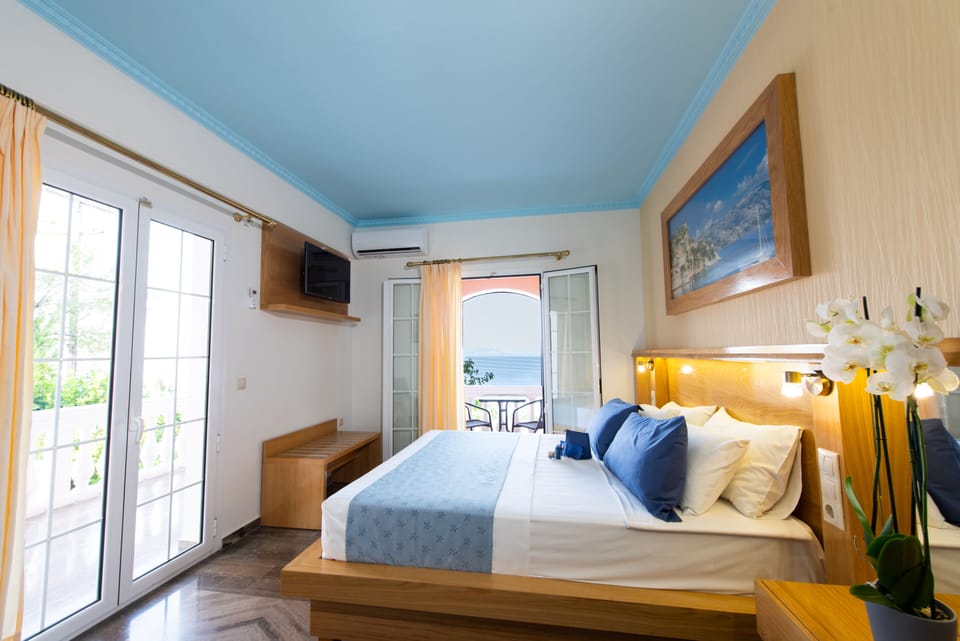 Double Room | Minibar, in-room safe, blackout drapes, soundproofing
