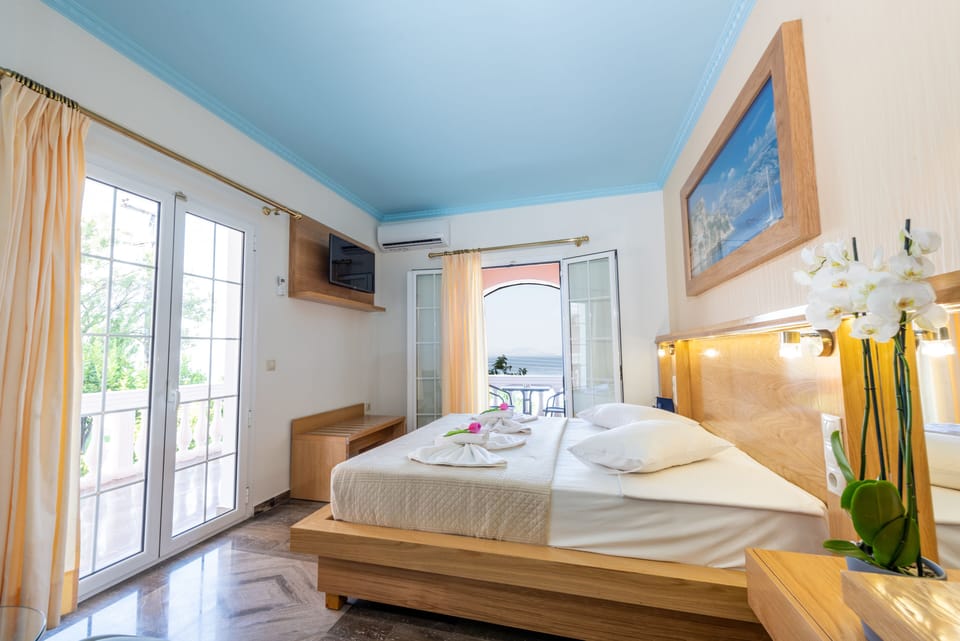 Double Room | Minibar, in-room safe, blackout drapes, soundproofing