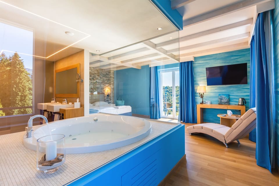 Deluxe Studio Suite, Jetted Tub | Hypo-allergenic bedding available, down comforters, minibar