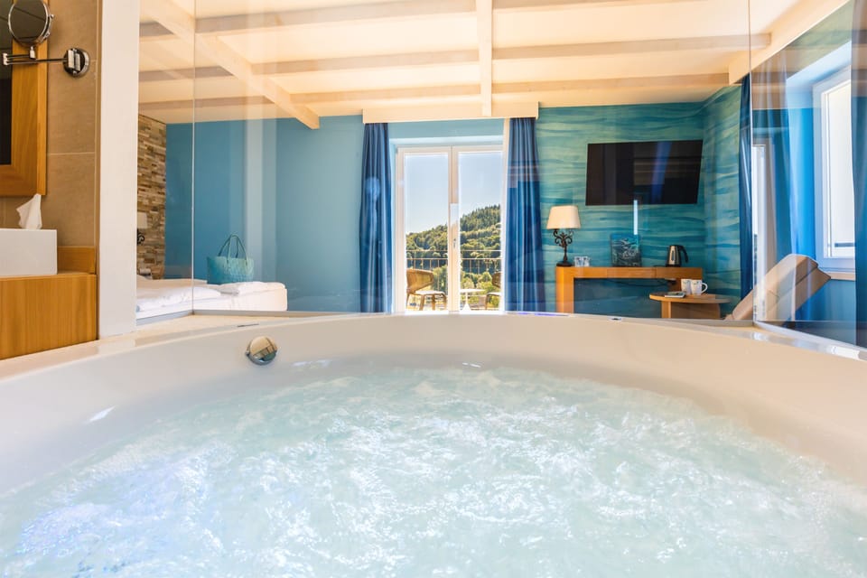 Deluxe Studio Suite, Jetted Tub | Bathroom | Deep soaking tub, free toiletries, hair dryer, bathrobes