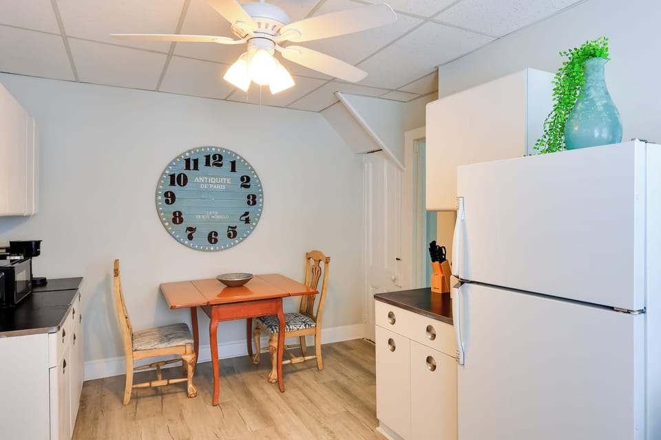 Kitchen & Dining Area | Dishes & Flatware Provided