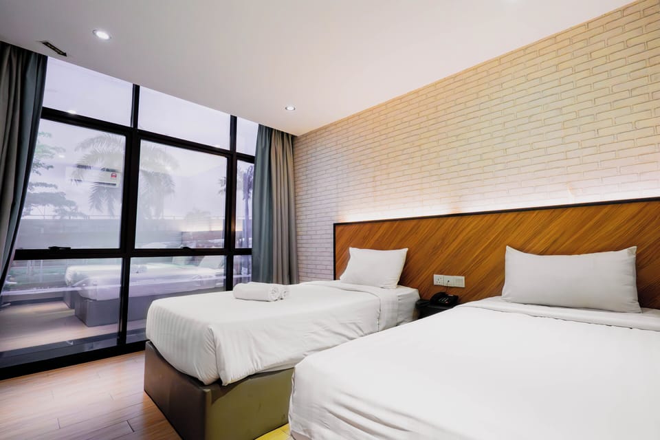 Deluxe Twin Room, City View | Street view