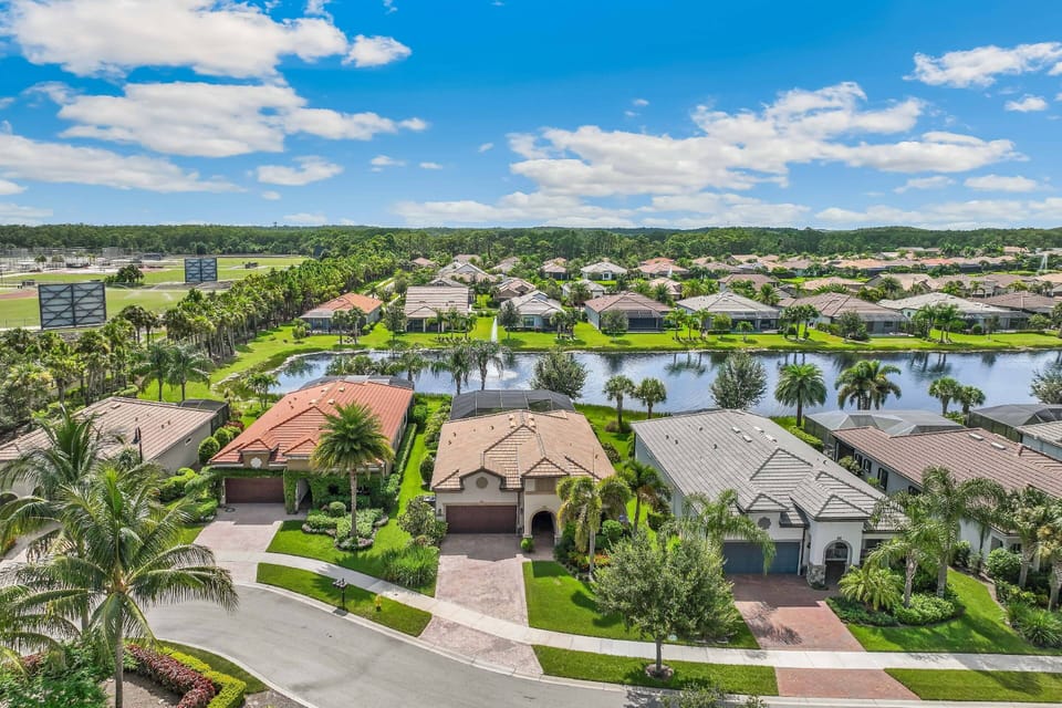 Somerset at the Plantation is one of Fort Myers most prestigious addresses; a meticulously maintained, gated, active lifestyle community.