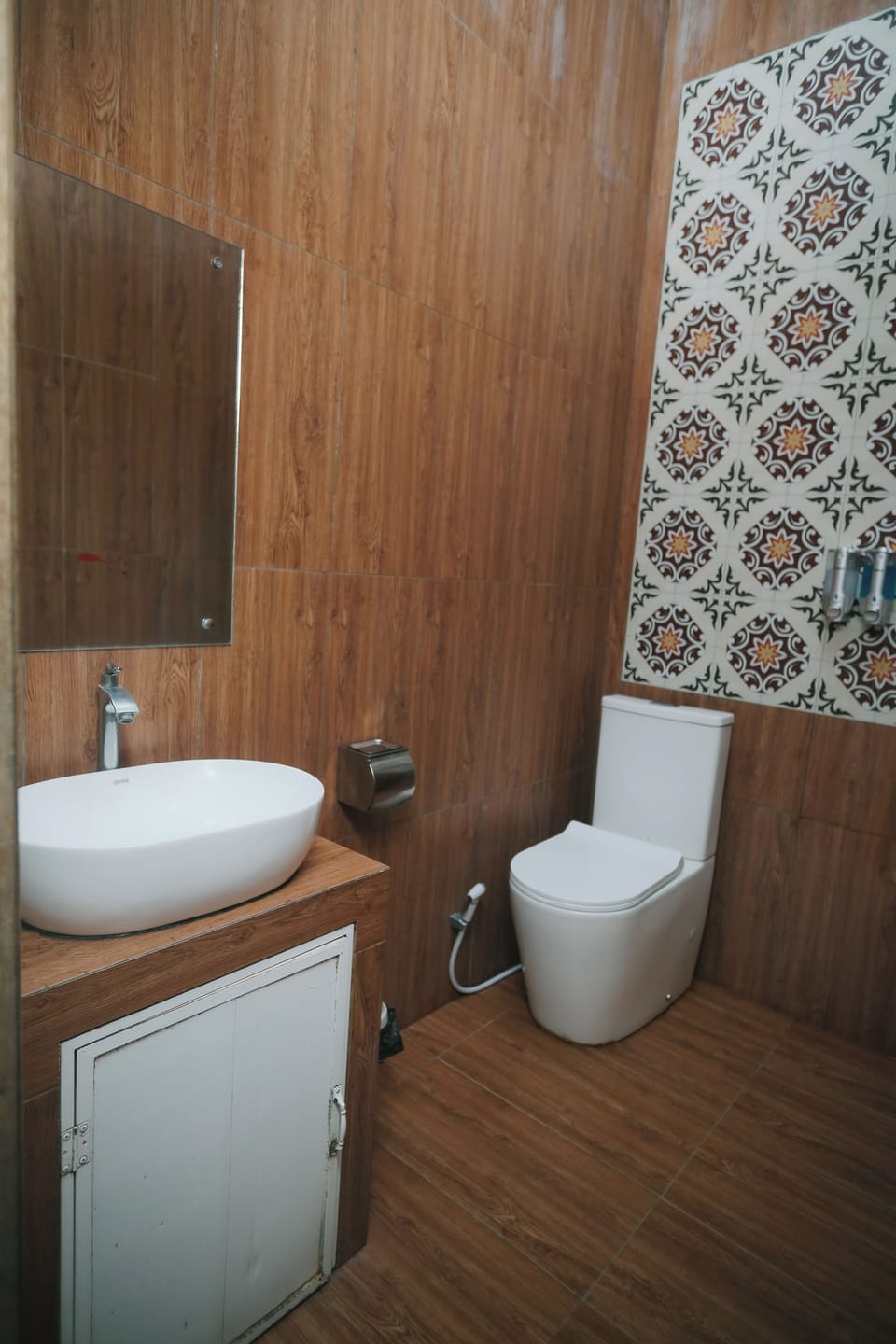 Double Room, 1 King Bed, Non Smoking, Courtyard View | Bathroom | Shower, rainfall showerhead, free toiletries, slippers