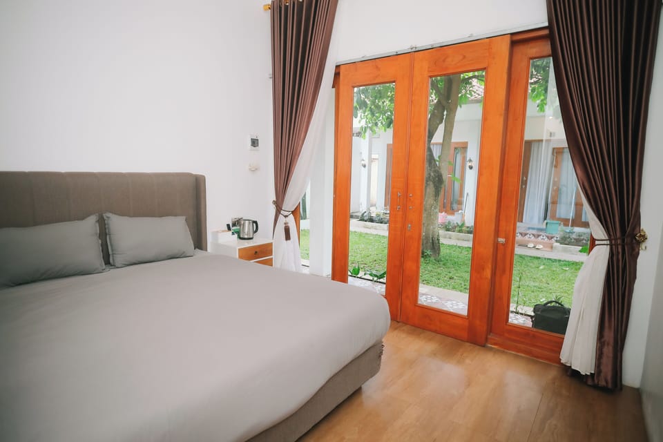 Family Pond View | Iron/ironing board (on request), WiFi (free), bed sheets