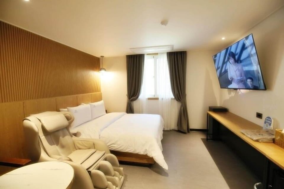 Premium Double Room, City View | Desk, blackout drapes, soundproofing, free WiFi