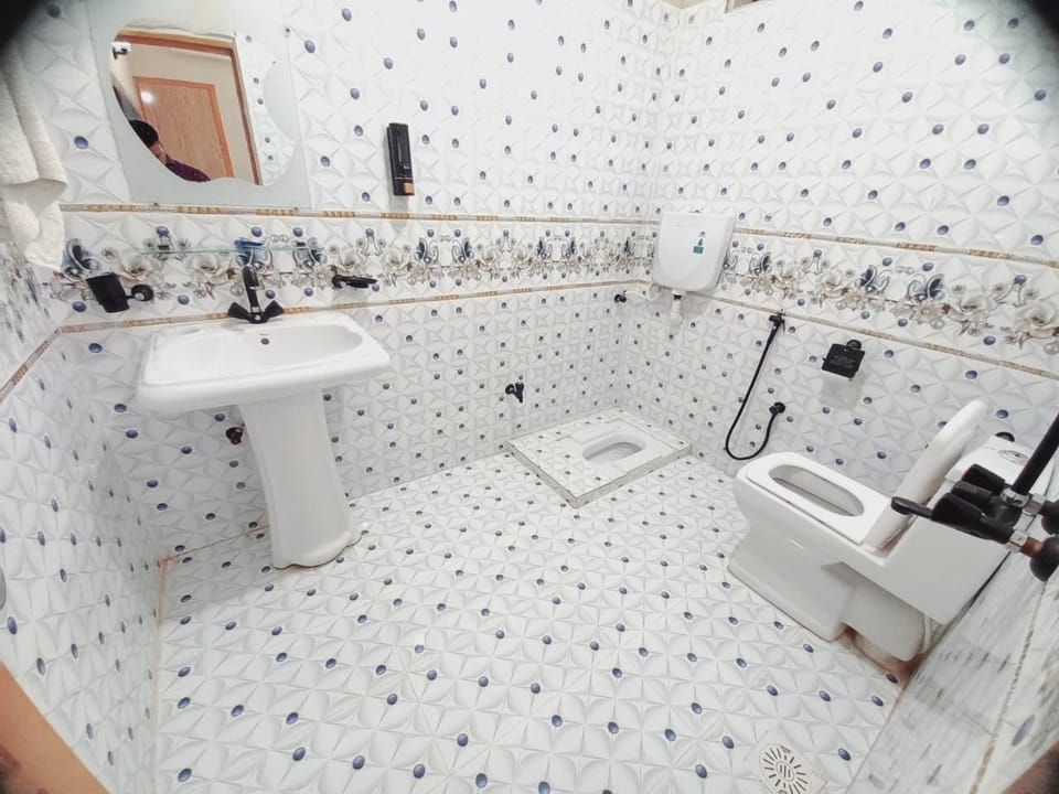 Bathtub, towels