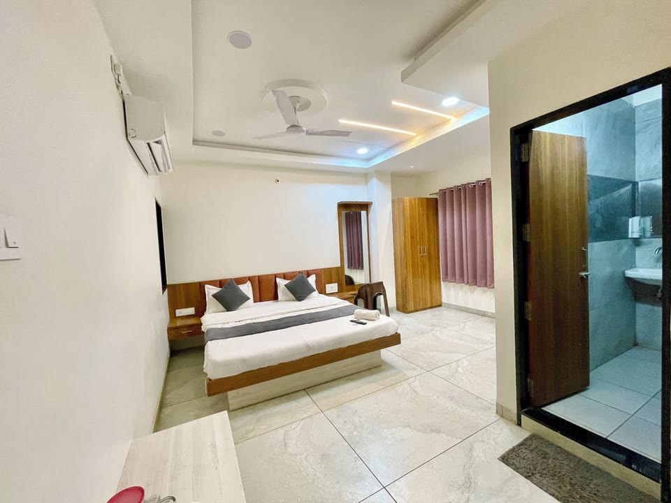 Premium bedding, soundproofing, WiFi (free), bed sheets