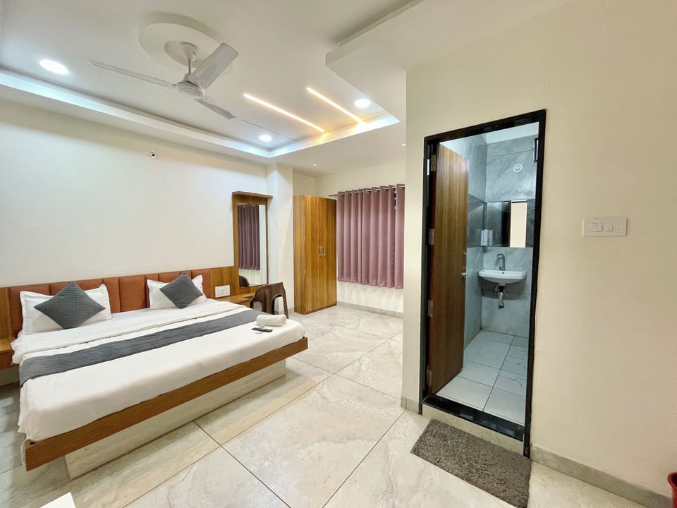 Premium bedding, soundproofing, WiFi (free), bed sheets