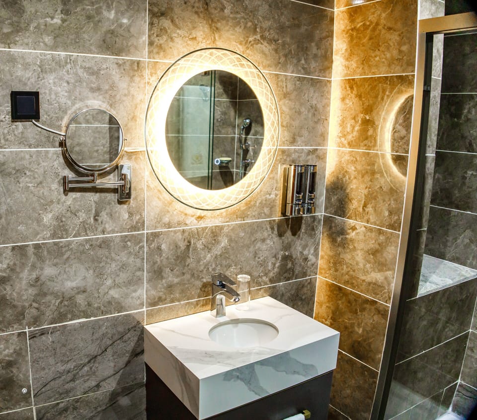 Shower, rainfall showerhead, free toiletries, hair dryer