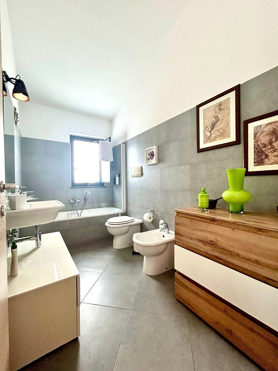 Superior Suite | Bathroom | Free toiletries, hair dryer, slippers, bidet