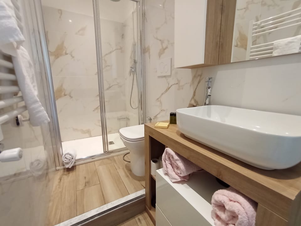 Comfort Triple Room, City View | Bathroom | Shower, rainfall showerhead, free toiletries, hair dryer