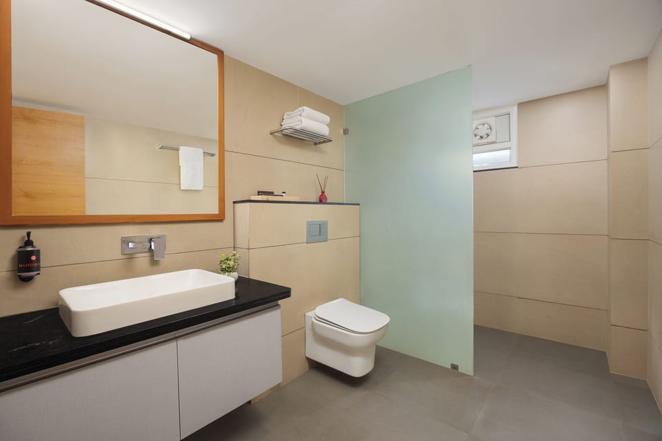 Executive Queen Room with Sea View | Bathroom | Shower, free toiletries, hair dryer, bathrobes