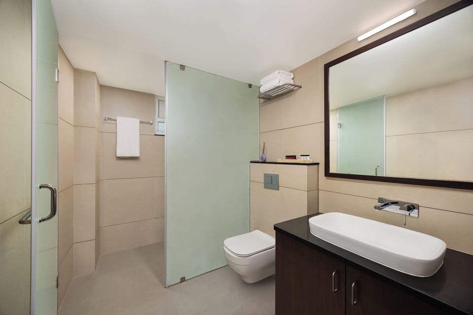 Executive Queen Room with Sea View | Bathroom | Shower, free toiletries, hair dryer, bathrobes
