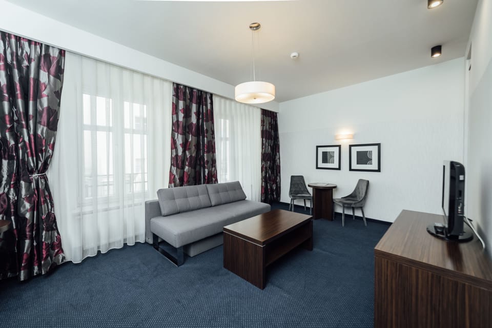 Family Room | In-room safe, desk, iron/ironing board, bed sheets