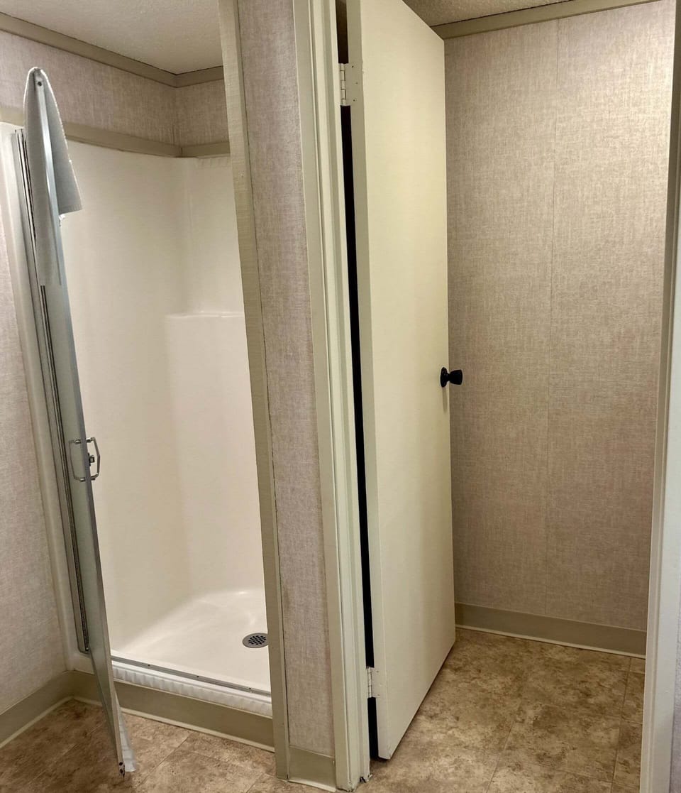 Room, 2 Bedrooms | Bathroom | Towels, shampoo