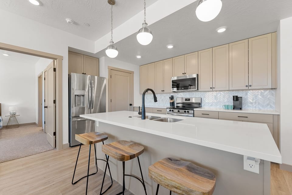 Condo, 3 Bedrooms | Private kitchen | Fridge, oven, coffee/tea maker, toaster