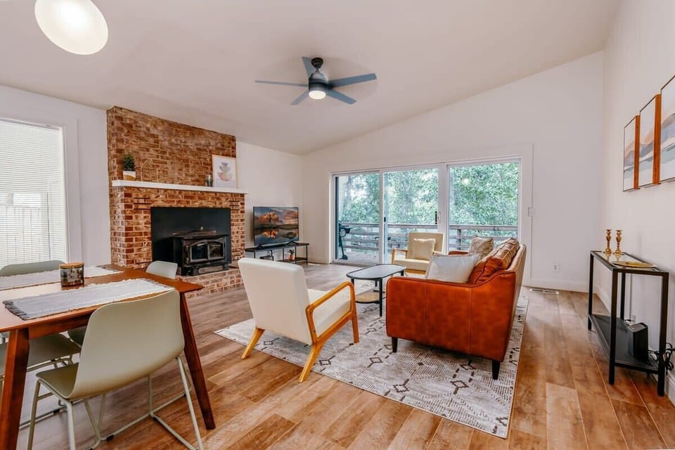 Cozy Dining - Living- Deck Access