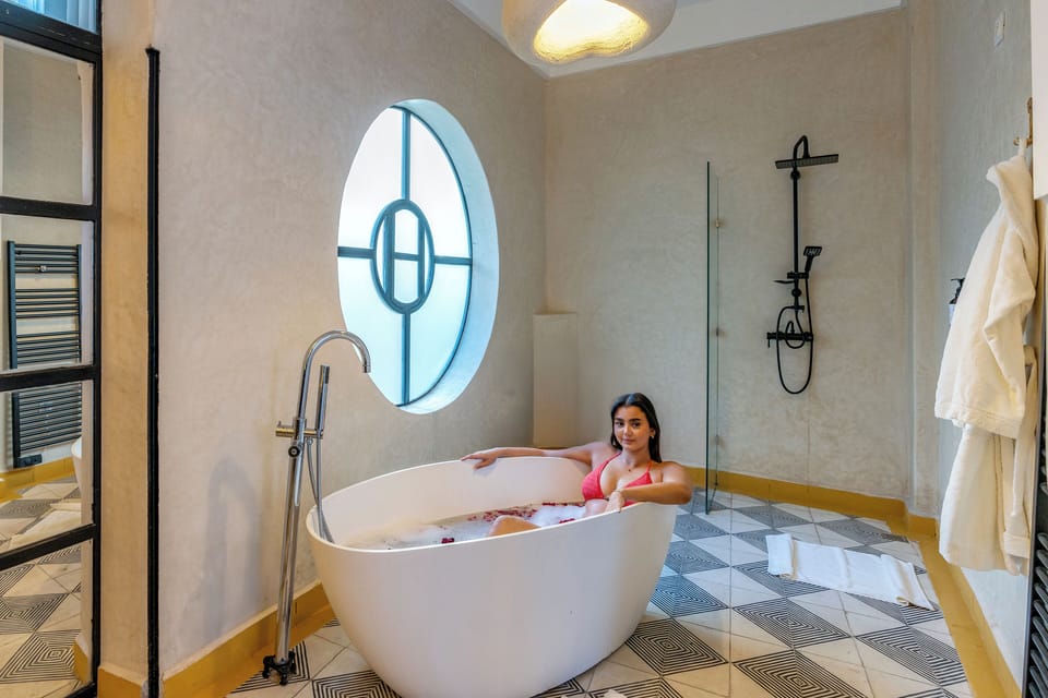 Suite | Bathroom | Towels, soap, toilet paper