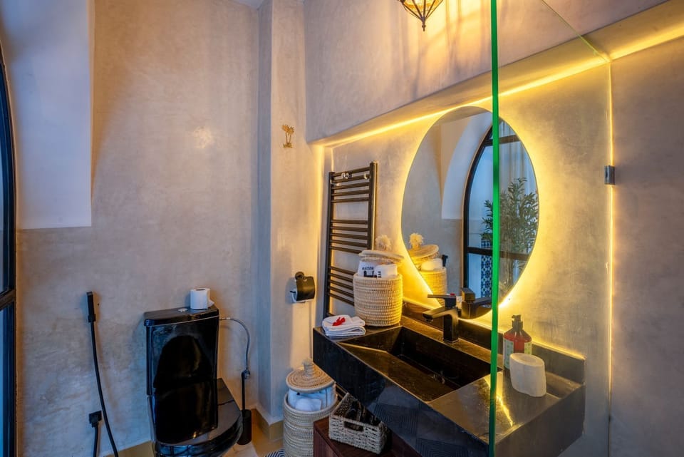 Deluxe Room | Bathroom | Towels, soap, toilet paper