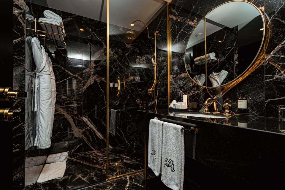 Chambre Prestige | Bathroom | Shower, designer toiletries, hair dryer, bathrobes
