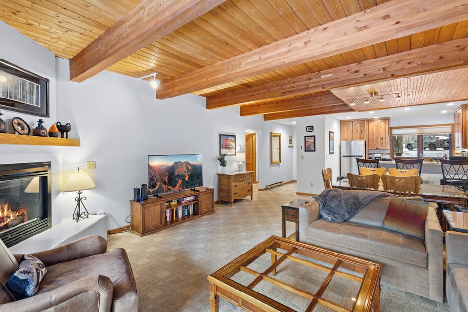 1.06-riverside-a103-telluride-living-room(10)