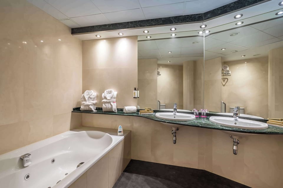 Junior Suite | Minibar, in-room safe, individually furnished, desk