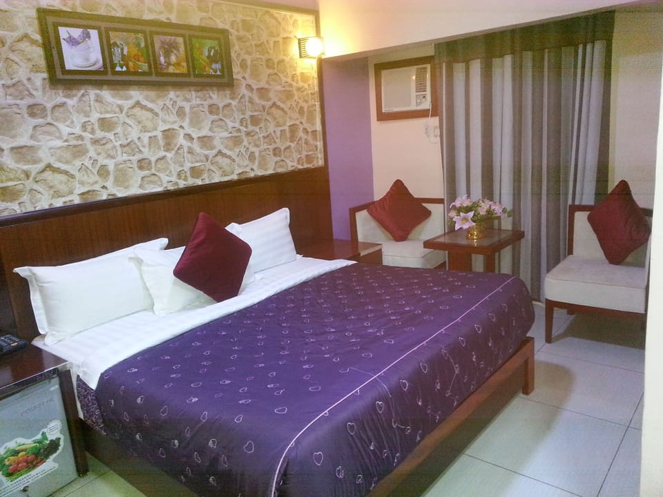 1 bedroom, premium bedding, in-room safe, desk