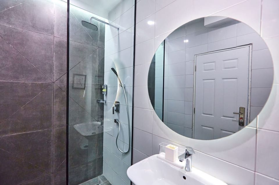 Economy Room, Balcony, City View | Bathroom | Hair dryer, towels, soap, shampoo