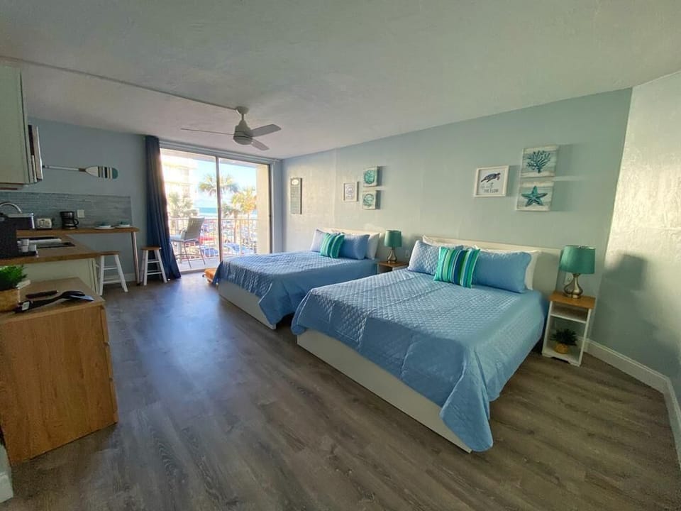 2 comfy queen size beds!
