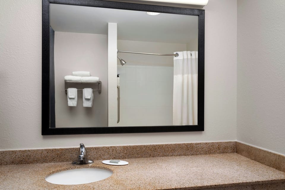 Combined shower/tub, free toiletries, hair dryer, towels