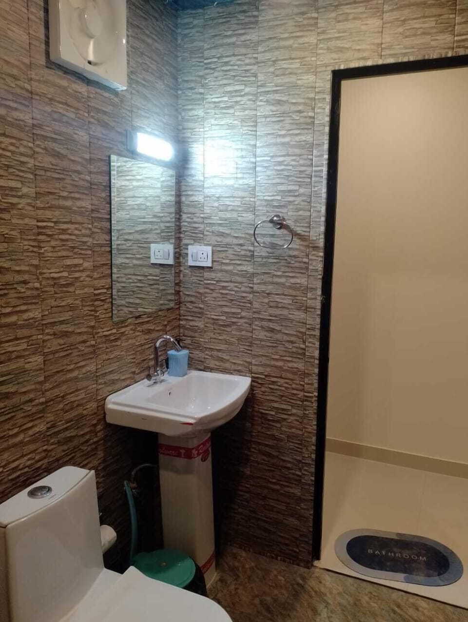 Standard Single Room, 1 Double Bed, Air conditioning, Pool View | Bathroom | Shower, free toiletries, towels, soap