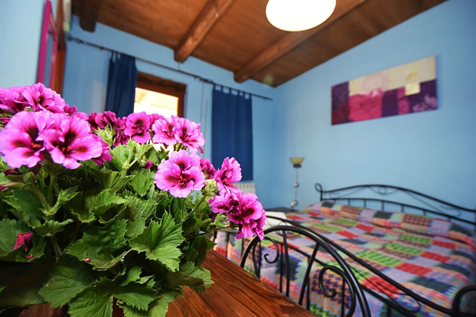 Standard Triple Room, 1 Bedroom, Garden View | Desk, soundproofing, cribs/infant beds, rollaway beds