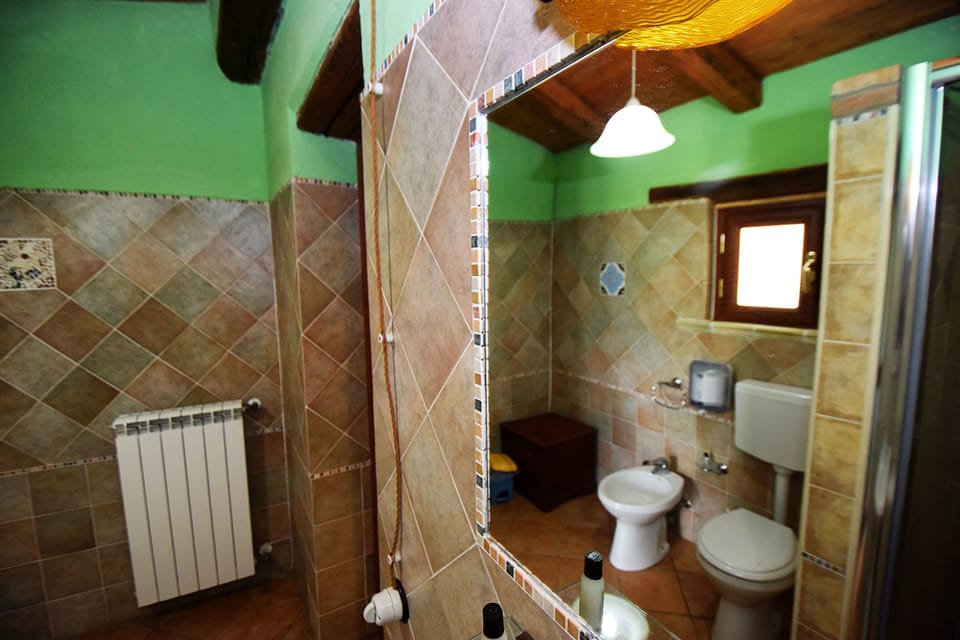Standard Triple Room, 1 Bedroom, Garden View | Bathroom | Shower, free toiletries, hair dryer, bidet