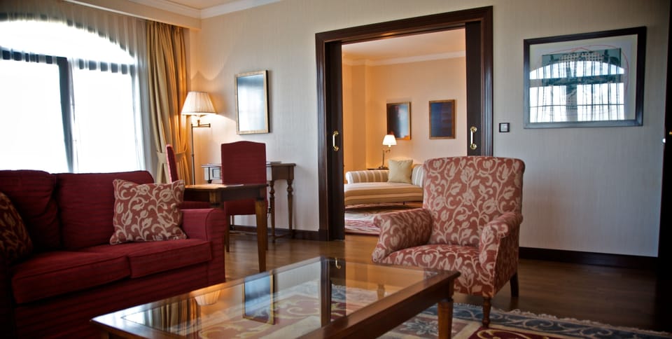 Deluxe Room | Minibar, in-room safe, desk, soundproofing