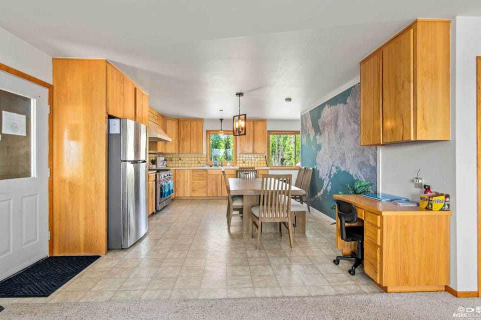 Dining Area | Dishware/Flatware Provided