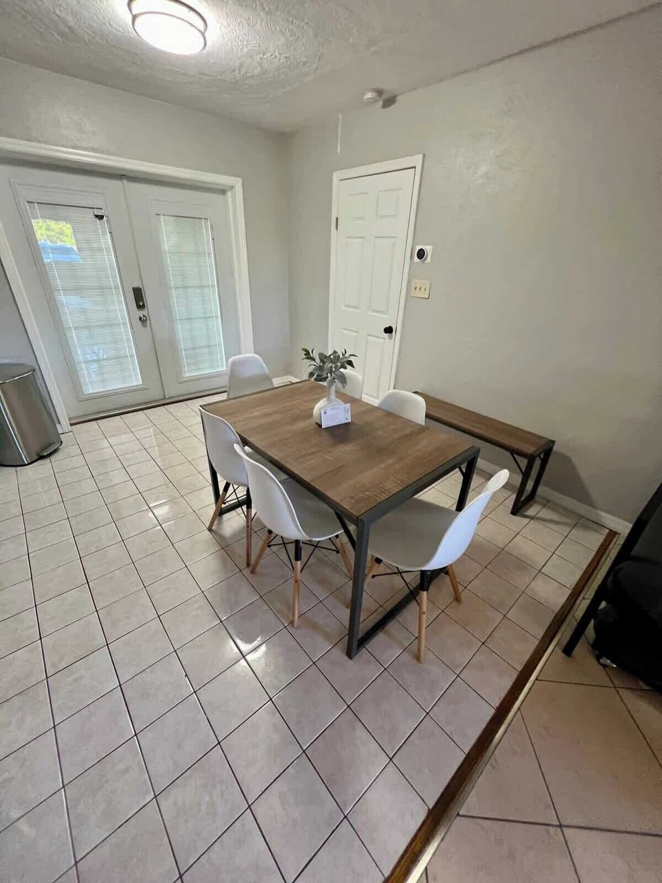 The dining table is ready for your family feasts and cozy meals, making every moment special. #StPetersburg #DiningRoomGoals #VacationComfort