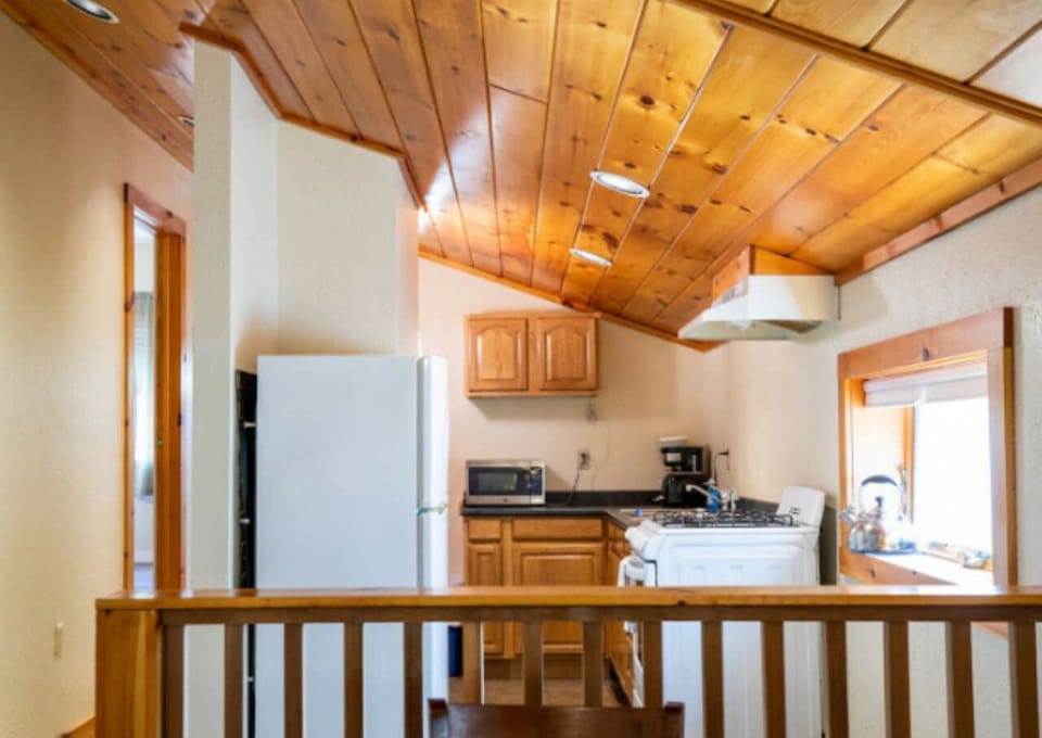 Deluxe Suite - This unit is not pet friendly | Private kitchen