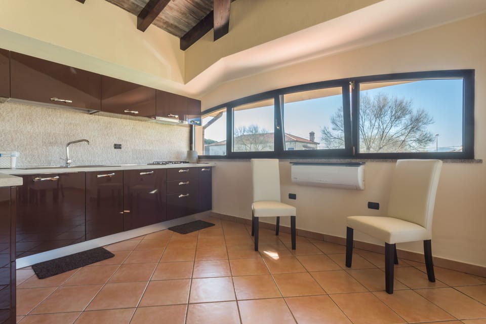 Full-size fridge, microwave, oven, stovetop