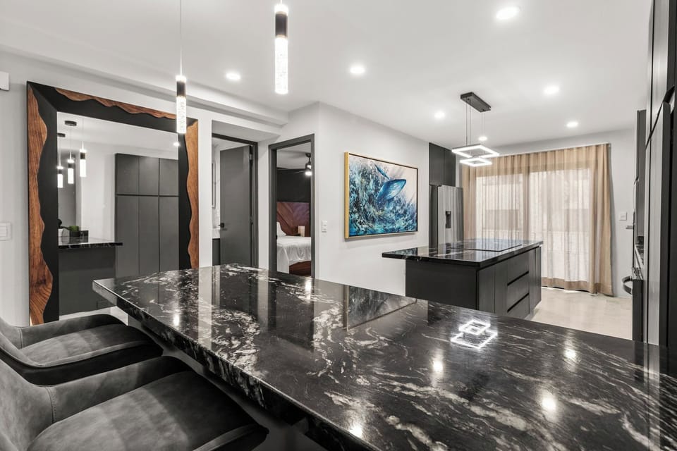Bar Seating for 4, spacious kitchen