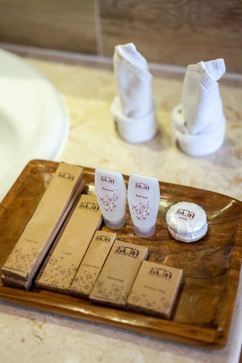 Deluxe Garden View | Bathroom | Combined shower/tub, slippers, towels, soap