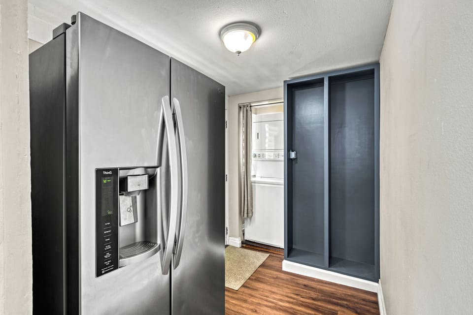 Store your groceries with ease in the spacious stainless-steel fridge, ready for everything from beach snacks to gourmet dinners.