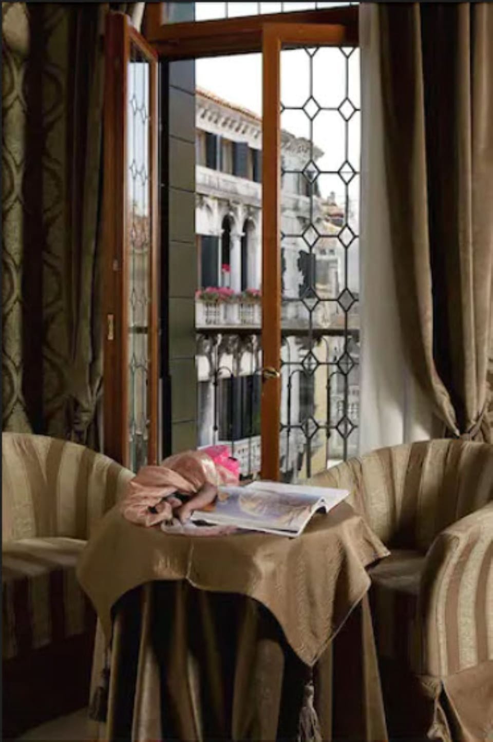 Deluxe Room, Annex Building | Minibar, in-room safe, desk, soundproofing