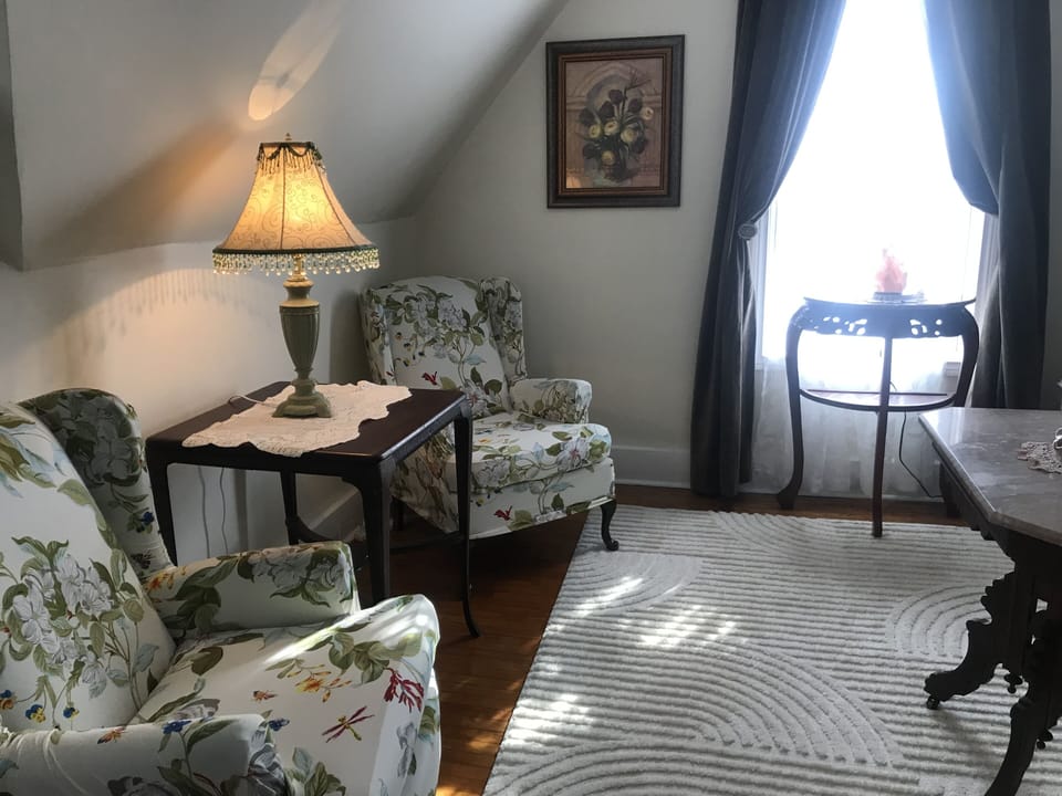 Suite | Living area | 32-inch flat-screen TV with cable channels, TV