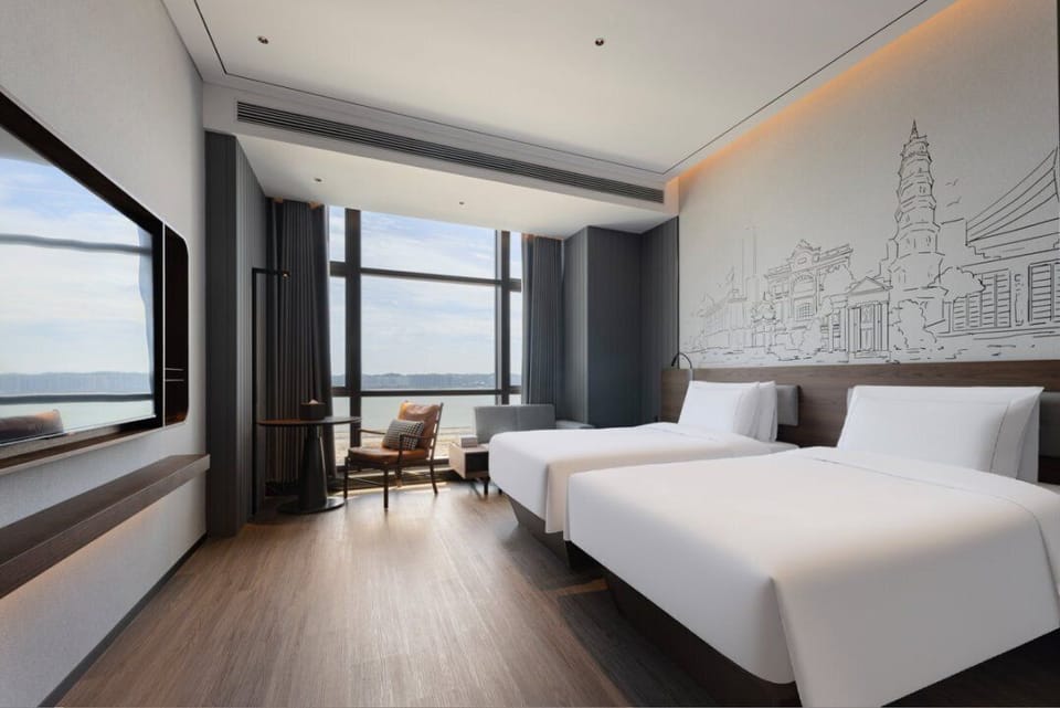 Deluxe Double Room, Sea View | Minibar (free items), in-room safe, blackout drapes, soundproofing