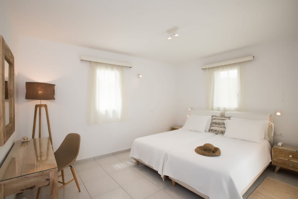 Suite, Sea View (Split Level) | In-room safe, soundproofing, iron/ironing board, free WiFi