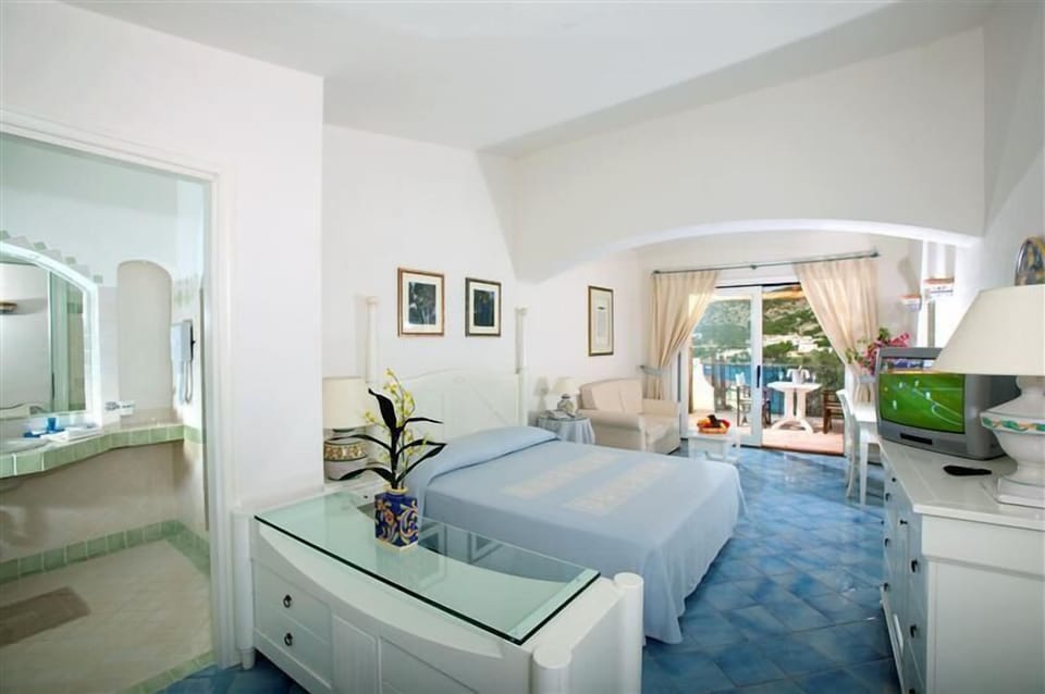 Junior Suite Vista Mare | Minibar, in-room safe, desk, blackout drapes