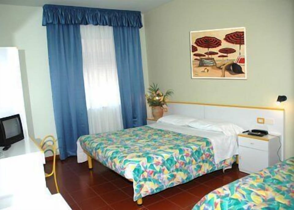 Quadruple Room | Minibar, in-room safe, desk, cribs/infant beds