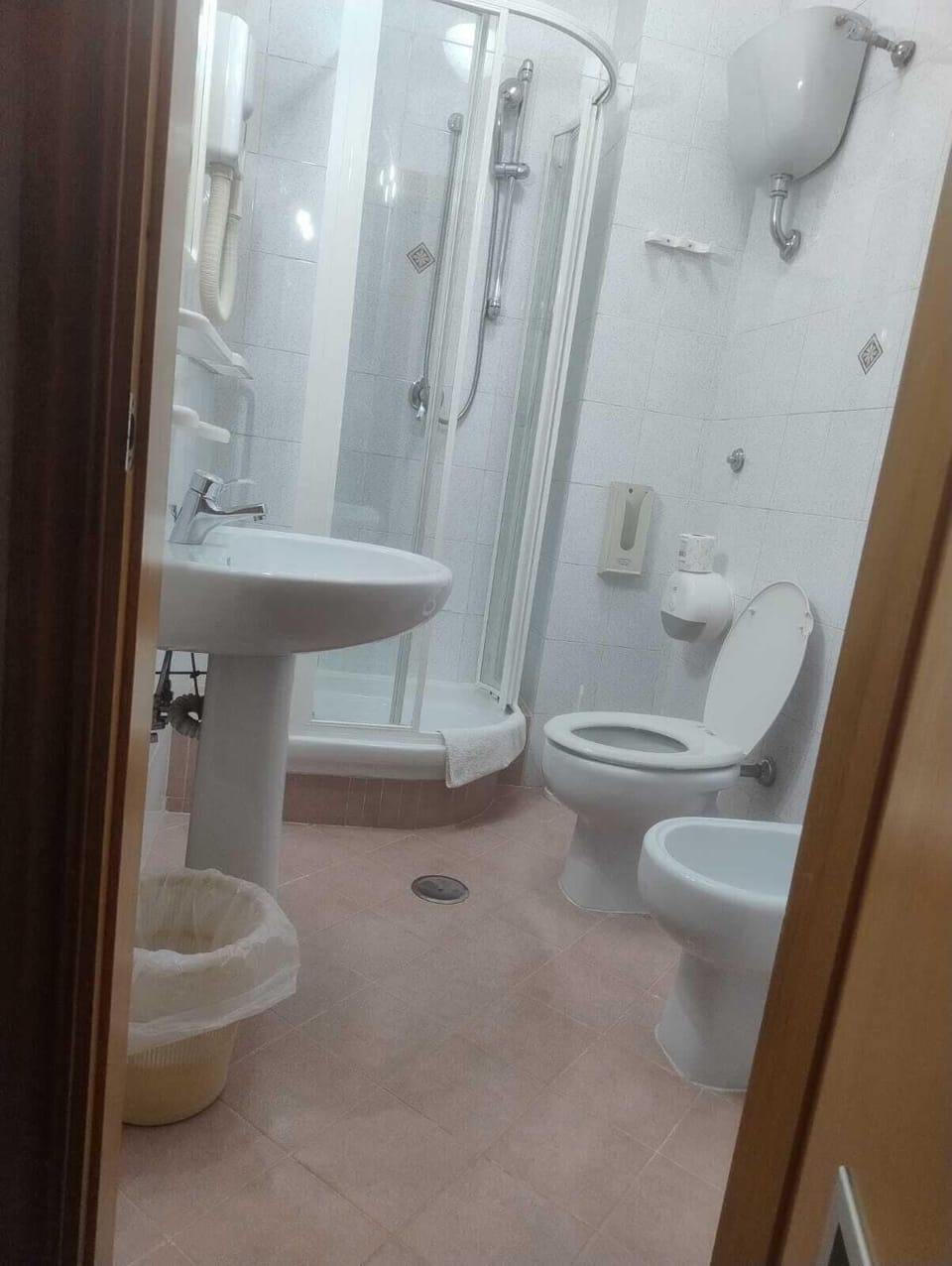 Quadruple Room | Bathroom | Shower, free toiletries, hair dryer, bidet