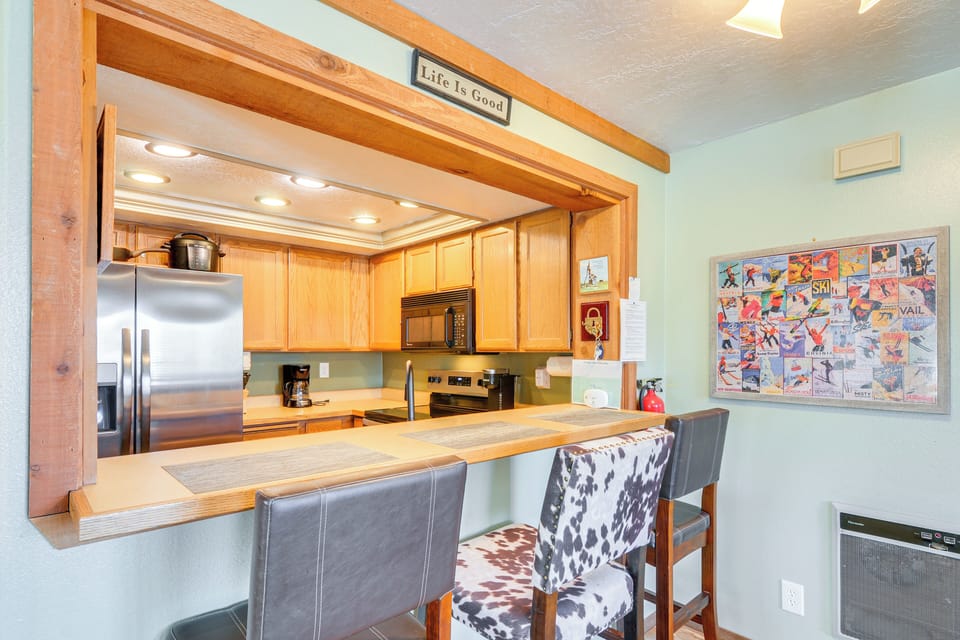 Kitchen | Main Level | Keurig & Drip Coffee Makers | Blender | Crock Pot
